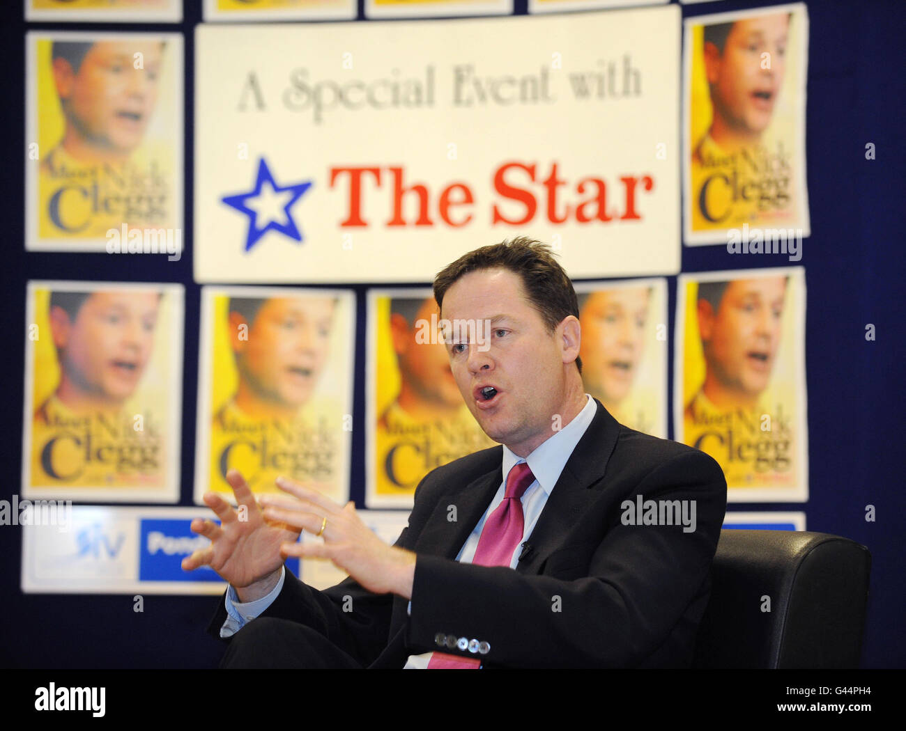 Der stellvertretende Premierminister Nick Clegg beantwortet Fragen während eines öffentlichen Treffens im Ponds Forge International Sports Centre, Sheffield. Stockfoto