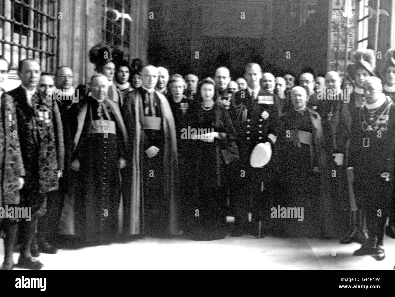 Prinzessin Elizabeth, Mitte, und der Herzog von Edinburgh, auf ihrer linken Seite, mit Beamten des Vatikans. Stockfoto