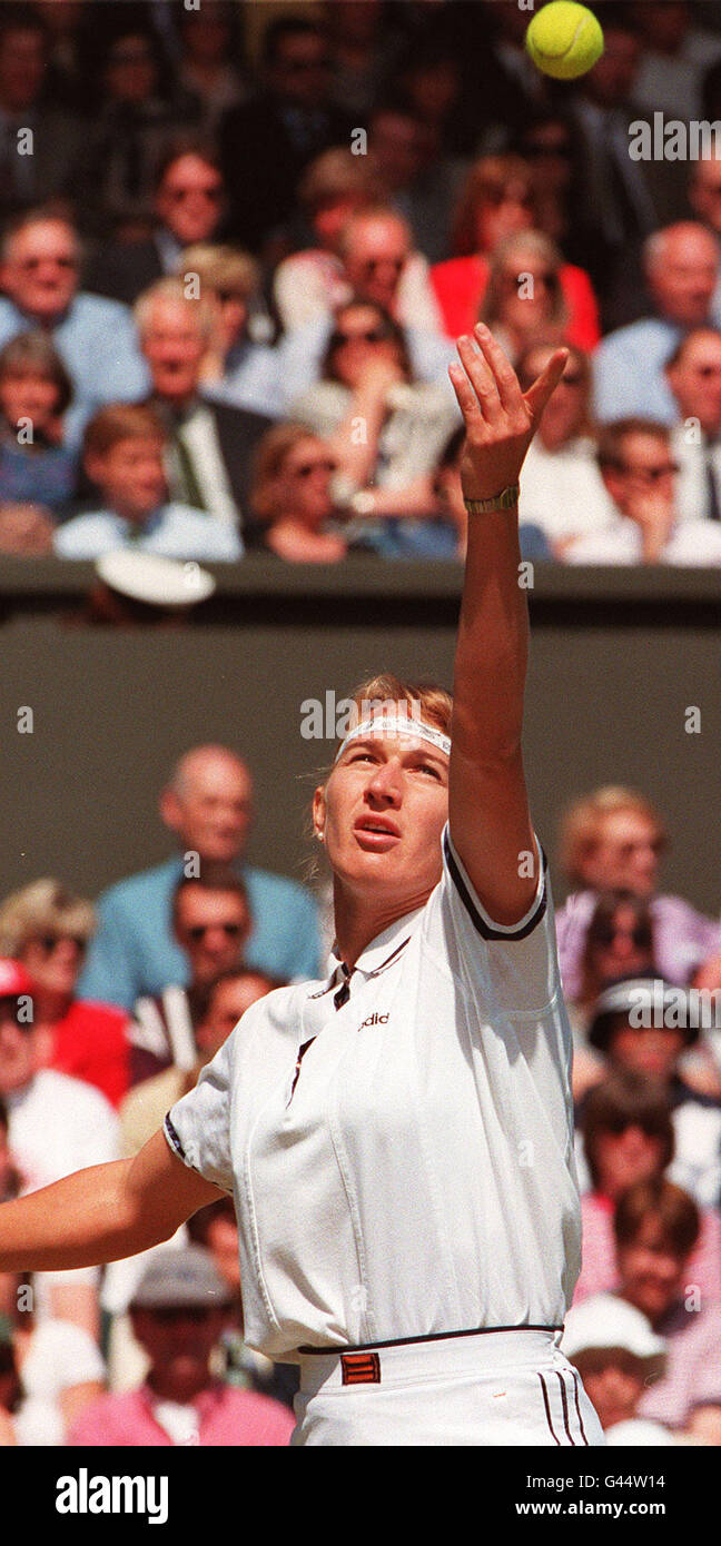 Die Titelverteidigerin Steffi Graf bereitet sich heute Nachmittag (Samstag) auf den Dienst von Arantxa Snachez Vicario beim Finale der Damen-Einzelkämpfer in Wimbledon vor. Foto von Fiona Hanson/PA. Stockfoto