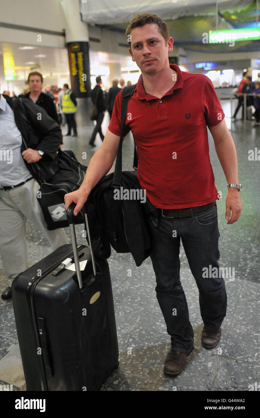 John Harrison (Heimatort nicht angegeben) kommt am Flughafen Gatwick an, nachdem er das erste FCO-Flugzeug verlassen hatte, das Menschen aus Libyen über Malta evakuiert hat. Stockfoto