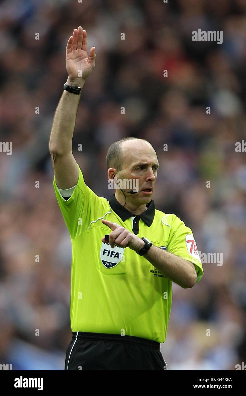 Fußball - Carling Cup - Finale - Arsenal gegen Birmingham City - Wembley Stadium. Mike Dean, Schiedsrichter Stockfoto