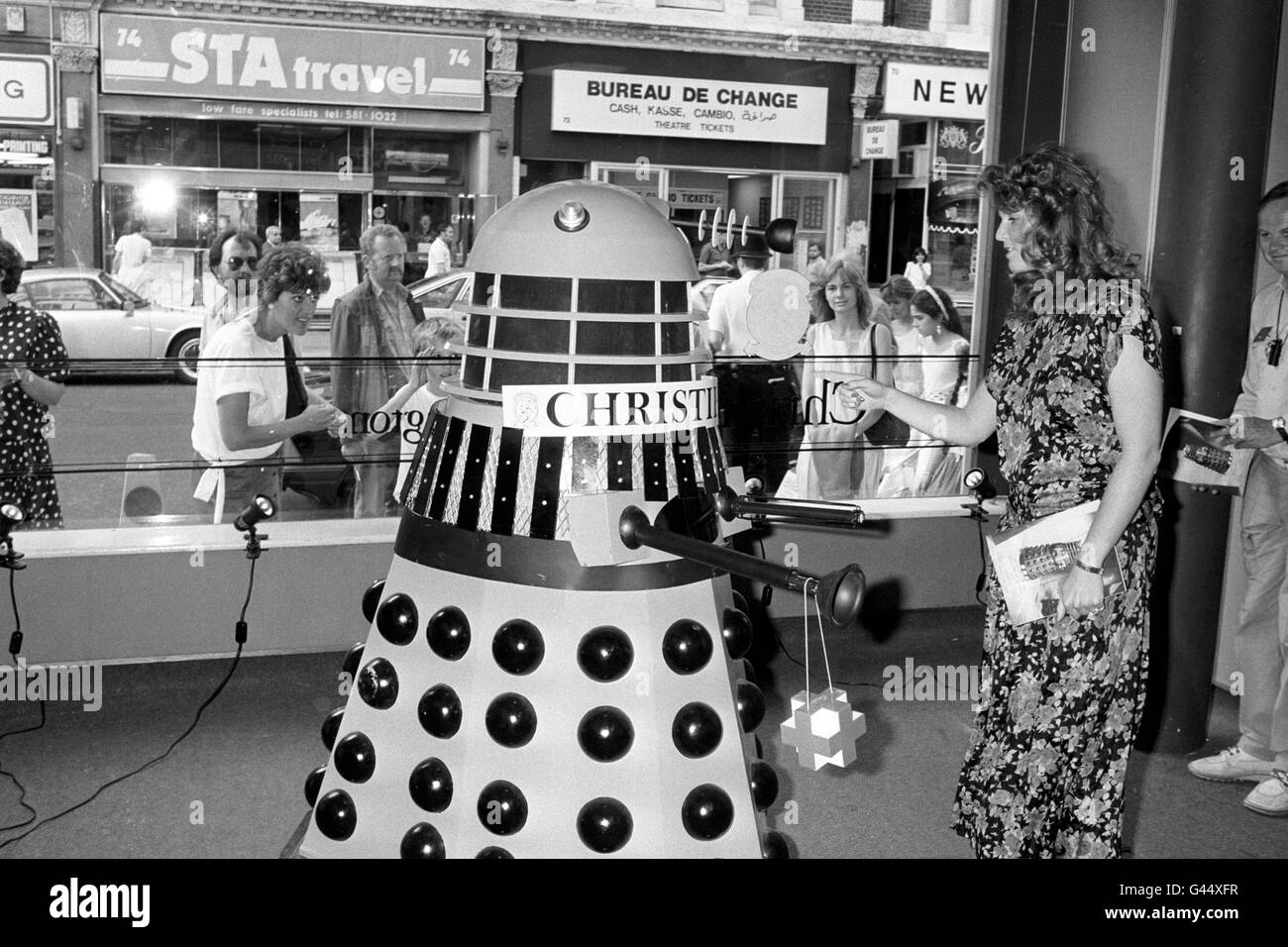 Prinz Andrews Verlobte Sarah Ferguson trifft einen Dalek aus der BBC TV-Serie "Mr Who" bei Christies Auktionatoren in London. Stockfoto