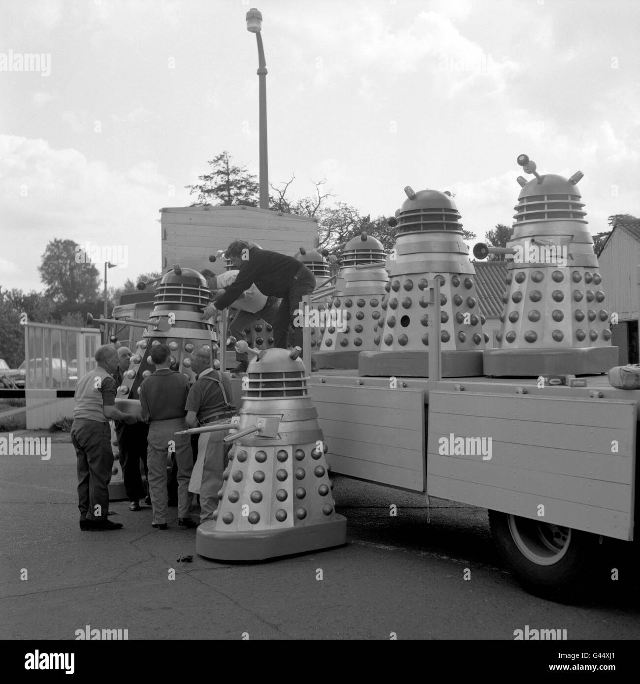 Eine LKW-Ladung von Daleks in den Shepperton Studios in der Nähe von London, bevor sie Dover auf dem Weg zu den Filmfestspielen von Cannes verlassen. Sie sind die Stars in 'DR Who and the Daleks'. Stockfoto