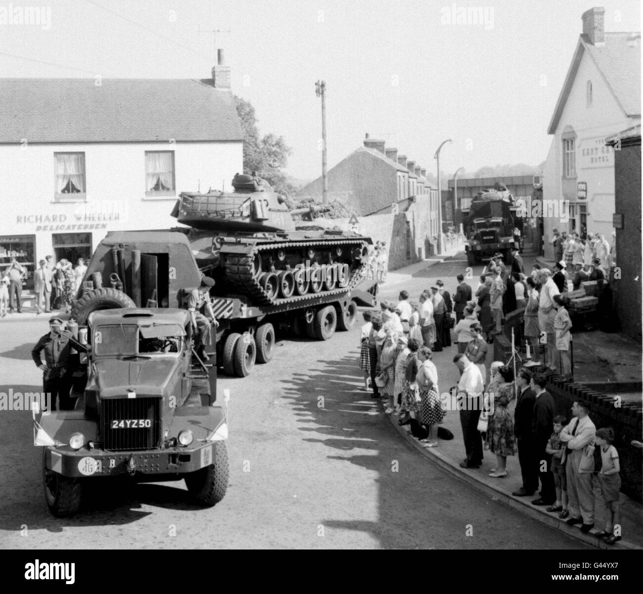 Akte vom 31. August 1961 mit deutschen Panzern, beladen auf Schwertransportern, donnernd durch die Straßen von Pembroke, Südwales, auf dem Weg zum Lager Castlemartin. Deutsche Panzerbesatzungen verlassen heute (Dienstag) einen ihrer alten Leoparden-Panzer Mk 1, um das Ende ihrer 35-jährigen friedlichen Besetzung der Trainingsbereiche in Castlemartin, Pembrokeshire, zu markieren. Der Panzer wurde auf dem Stützpunkt von West Wales enthüllt, als sich die britische Armee und die deutsche Bundesarmee zu einer Parade, einem Gottesdienst und einem letzten Abschied versammelten. Siehe PA Story DEFENSE Tank. NUR IN SCHWARZWEISS VERFÜGBAR. Stockfoto