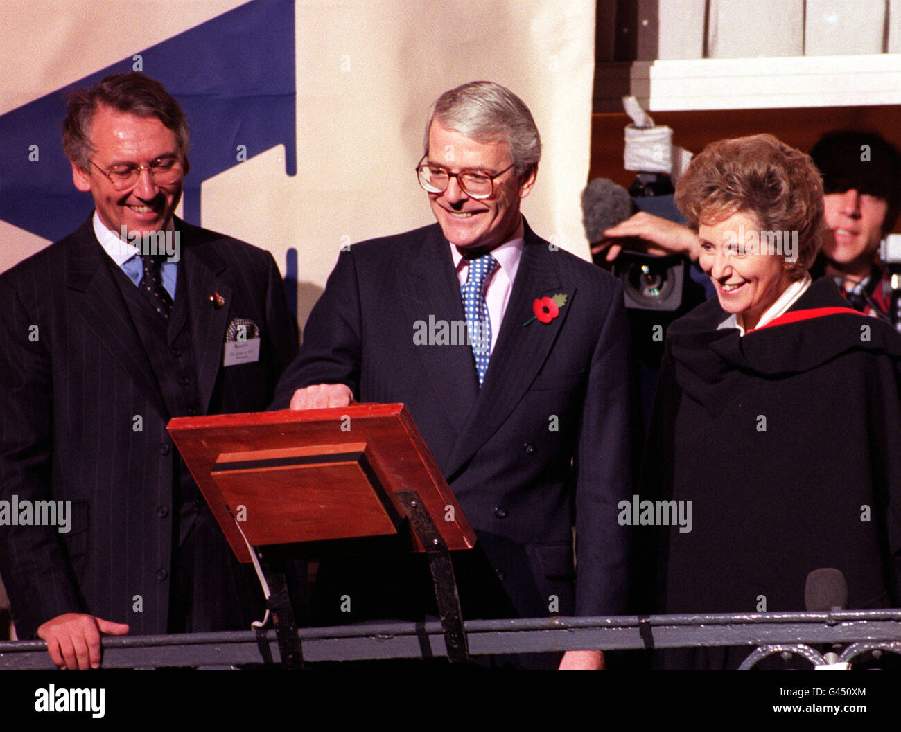 Premierminister John Major (Cen) schaltet das Licht im Londoner Regent Street dies am Abend (Mi), begleitet von seiner Frau Norma und James Pow (l), Präsident des Vereins Regent Street. Foto von Rebecca Naden/PA. Stockfoto