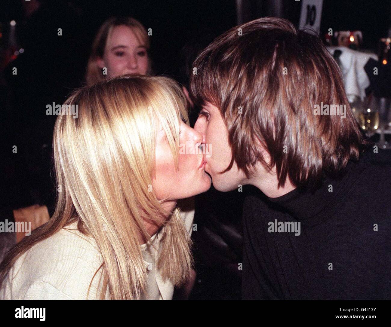 Schauspielerin Patsy Kensit Küsse Freund Liam Gallagher Popgruppe Oase an der Q Magazine-Music in London Awards. Oasis-Frontmann Gallagher erhielt bester Act World Trophy beim 10. Jubiläum des Awards.  02.05.97 berichtet wurde, dass Liam und zweimal geschieden Patsy eingesetzt wurden, um mi heimlich in der folgenden Woche am 10. Februar auf einem zentralen London Standesamt - gefolgt von einem Valentinstag, den kirchlichen Segen, nach der Freitag, 4. Juli 97 das Paar am 08:30, in der Londoner Westminster Standesamt geheiratet haben, bestätigt Standesamt Beamten. Stockfoto