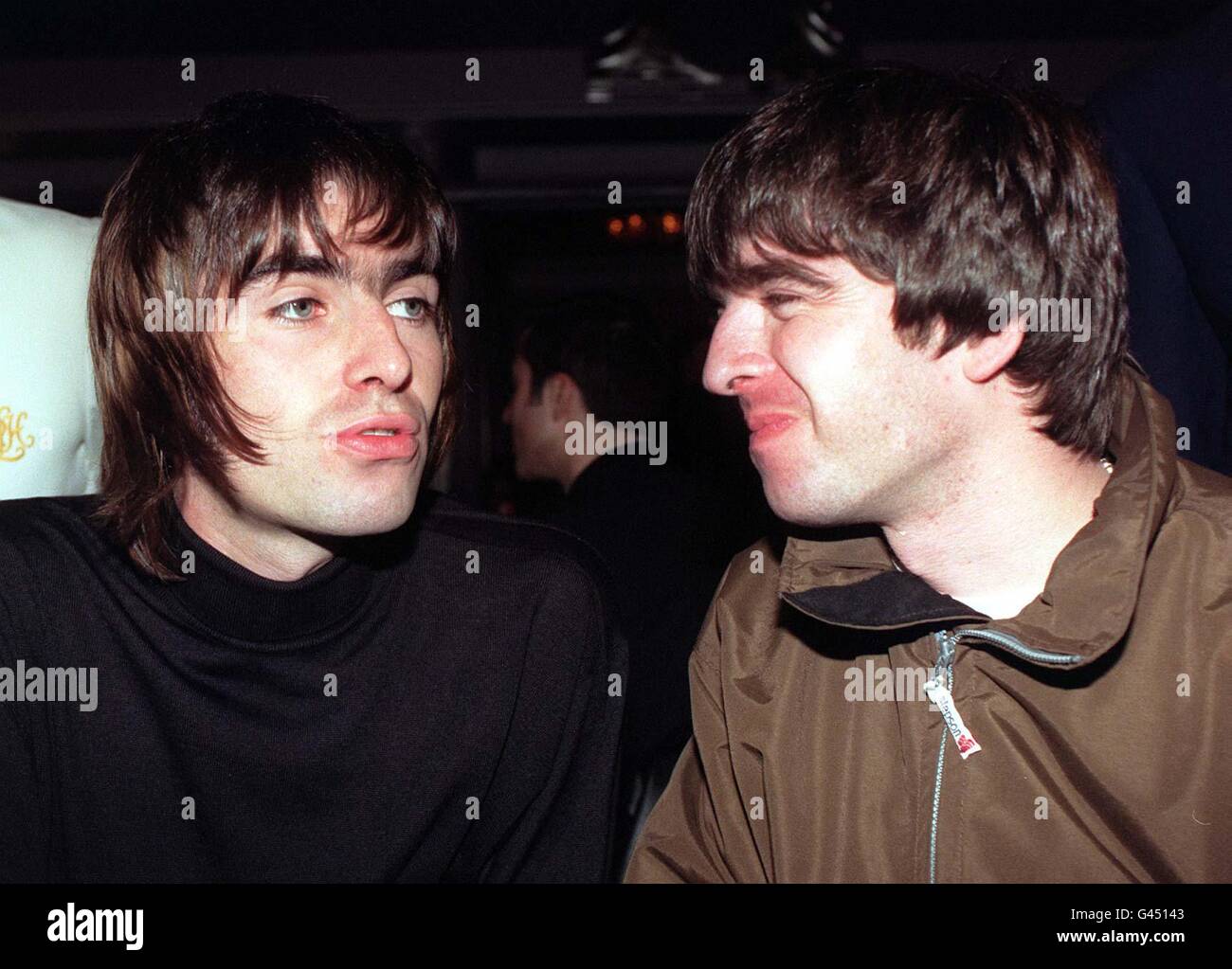 Die Stars von Oasis sind Liam und Noel Gallagher, die heute (Fr) bei den Musikpreisen des Q Magazine in London gezeigt wurden. Liam, Frontmann von Oasis, erhielt im Namen der Band den Titel „Best Act in the World“ zum 10. Jahrestag der Preisverleihung. Siehe PA Story SHOWBIZ Awards. Foto von Fiona Hanson/PA. 30/04/03 : Oasis Stars Liam (links) und Noel Gallagher. Der Hit der Band aus dem Jahr 1995 wurde laut den Hörern von Virgin Radio zum größten Song der letzten zehn Jahre gekürt. Musikfans wurden gebeten, ihre Lieblingslieder der letzten 10 Jahre zu wählen, um den zehnten Jahrestag von Virgin Radio zu feiern. Stockfoto
