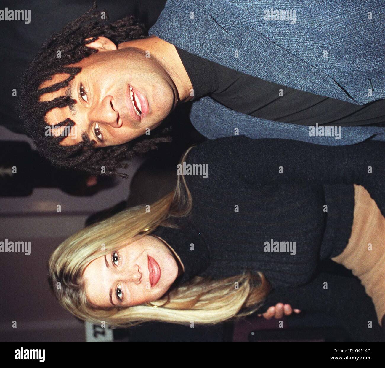 Chelsea-Manager Ruud Gullit und seine Freundin Estelle Cruyff bei den Q Magazine Awards im Zentrum von London heute Nachmittag (Freitag). Gullit überreichte dem Veteranen Rocker R od Stewart den Lifetime Acheivement Award. Foto von Fiona Hanson/PA. SIEHE PA STORY SHOWBIZ OASIS. Stockfoto