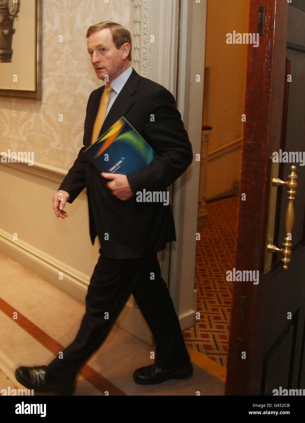 Enda Kenny, die Vorsitzende von Fine Gael, kommt zu seinem ersten parlamentarischen Parteitreffen im Shelborne Hotel in Dublin an. Stockfoto