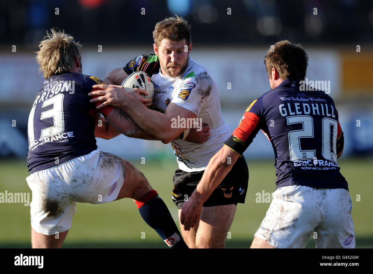 Nick Scruton von Bradford Bulls (Mitte) wird von Glenn Morrison von Wakefield Trinity Wildcats (links) und Ben Gledhill während des Engage Super League-Spiels im Odsal Stadium, Bradford, angegangen. Stockfoto