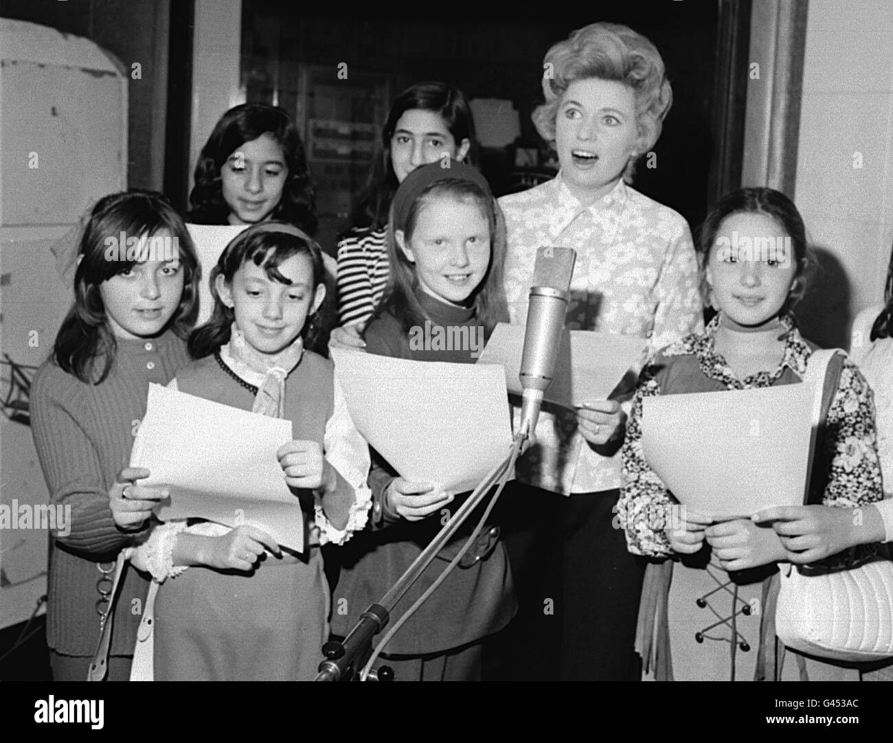 Bibliotheksdatei 148104-1 datiert22.10.70 der Sängerin Ruby Murray mit Unterstützung der Tochter Julie 11 (dritte von links) und der Kinder der JFS School. Ruby Murray starb heute (Dienstag) im Alter von 61 Jahren. Der in Belfast geborene Sänger war einer der erfolgreichsten Plattenstars der 1950er Jahre. Siehe PA Geschichte TOD Murray. Stockfoto