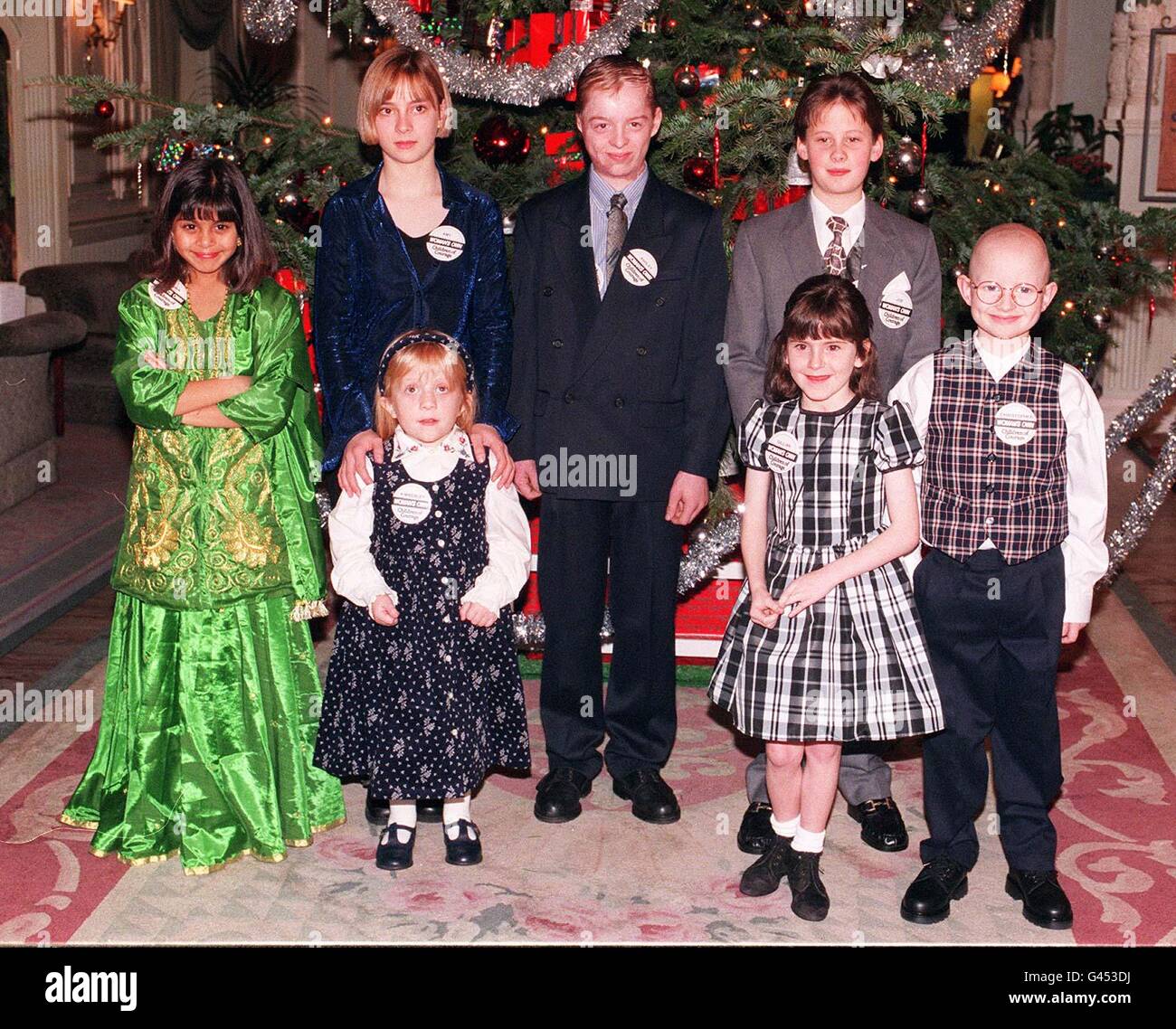 Sieben der acht Children of Courage stehen heute in der Westminister Abbey (Weds) auf, wo sie von der Herzogin von Kent ausgezeichnet wurden. (l/r zurück) Radha Patel, 8, aus Southsea, Portsmouth, Amy Melrose, 13, aus Sheffield, Ashley Read, 14, aus Cobham und Joe Davitt, 12, aus York. (l/R vorne) Kimberley Terrett, 5, aus Camberley, Gillian Cash, 8, aus Paisley, Schottland, und Christopher Foster, 7, aus Bishops Stortford. Foto von Rebecca Naden. Siehe PA Story AWARDS Kinder. Stockfoto