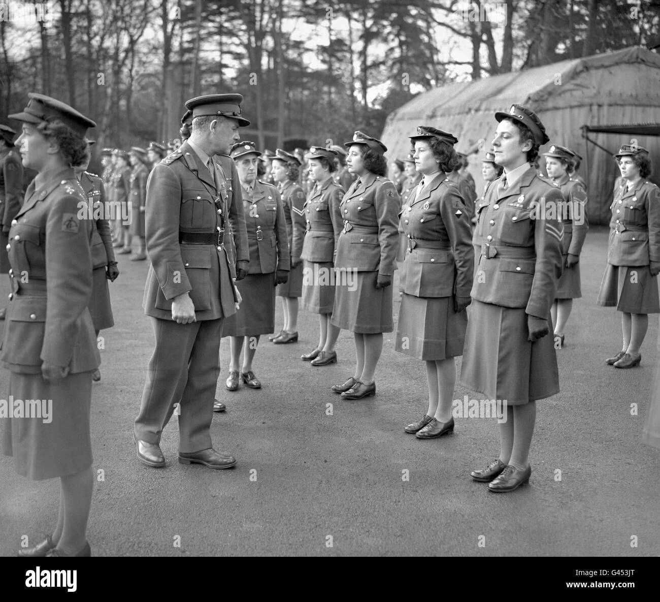 Stabschef Brigadier SN Shoosmith, DSO, OBE, inspiziert die Parade bei H.Q Flak-Kommando Stanmore, Middlesex, nachdem die Women's Auxiliary Air Force wurde bekannt als die Women's Royal Air Force Stockfoto
