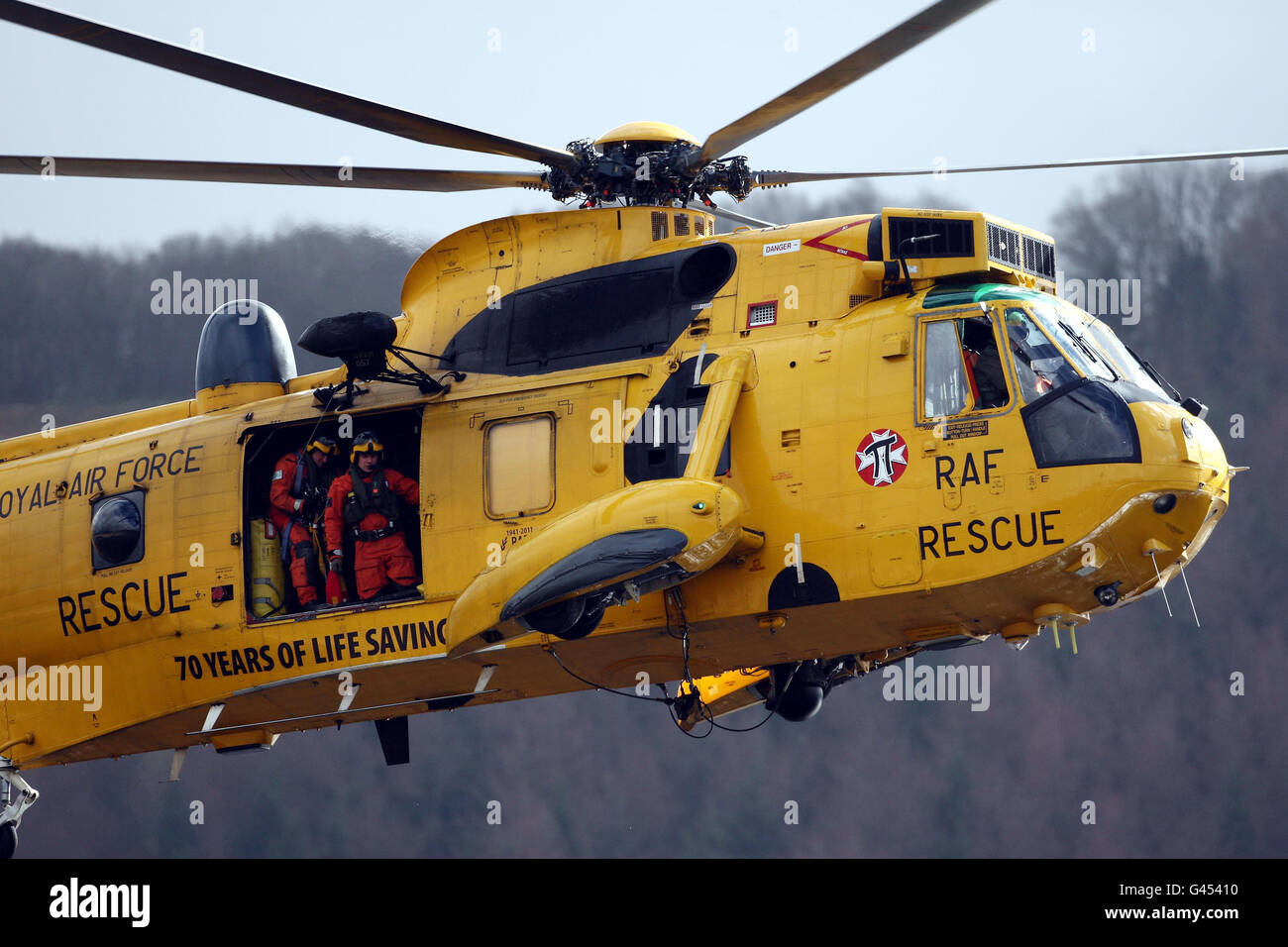 Freiwillige warten darauf, von einem simulierten Überschwemmungsereignis im Bala Lake, Nordwales, mit dem Flugzeug abgehoben zu werden. Die Übung ist Teil der „Übung Wasserzeichen“, einer landesweiten Hochwasser-Notfallübung, bei der die Fähigkeit des Vereinigten Königreichs, auf Überschwemmungen zu reagieren, getestet wird. Stockfoto