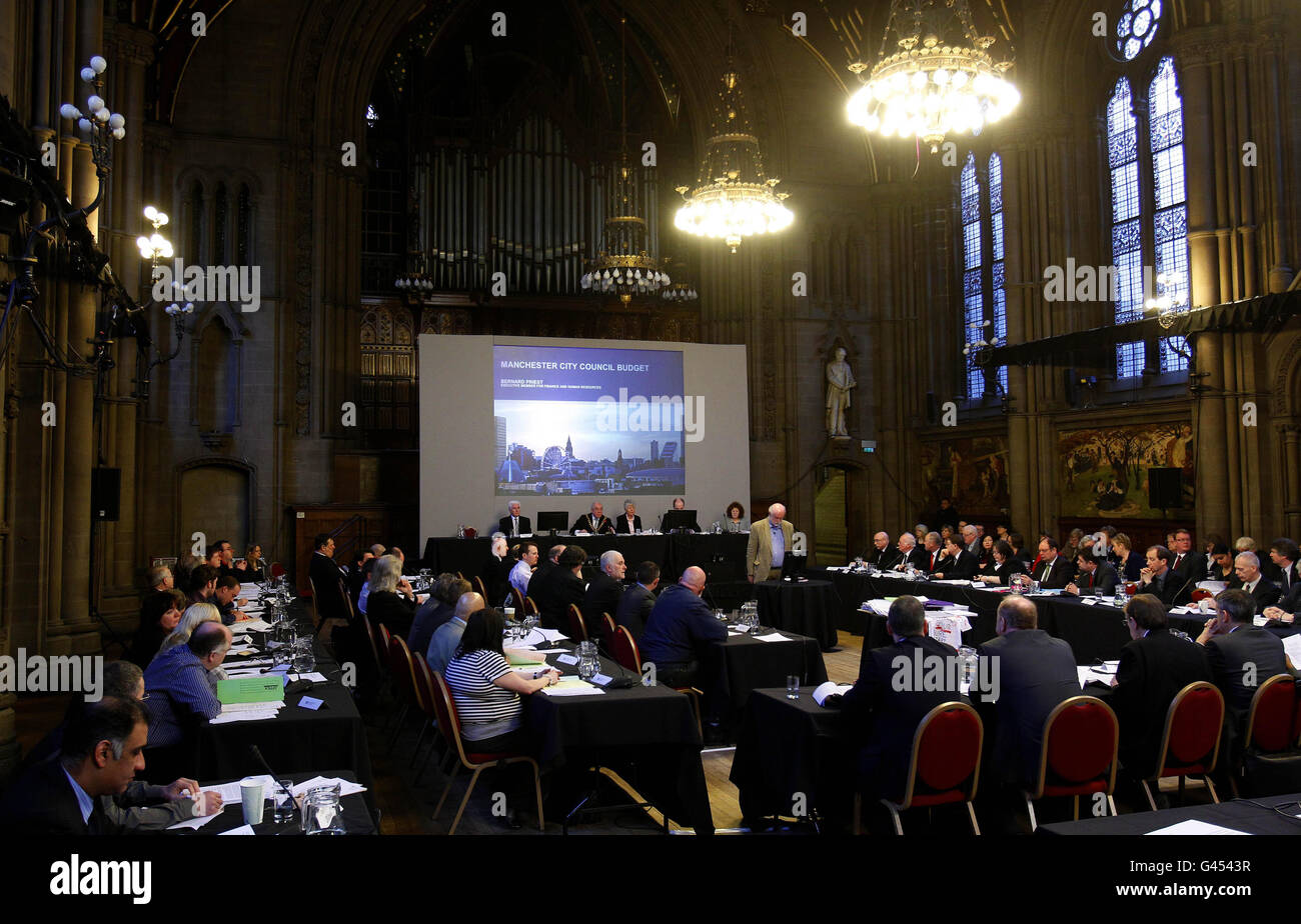 Eine Sitzung zur Genehmigung der Haushaltskürzungen des Stadtrats von Manchester findet im Rathaus von Manchester statt. Stockfoto