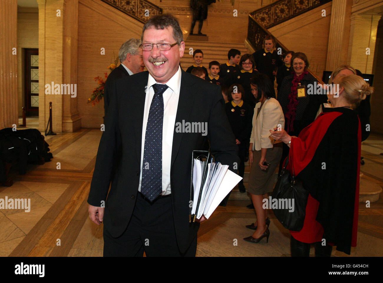 Finanzminister Sammy Wilson auf dem Weg in die Vollversammlung von Stormont. Stockfoto