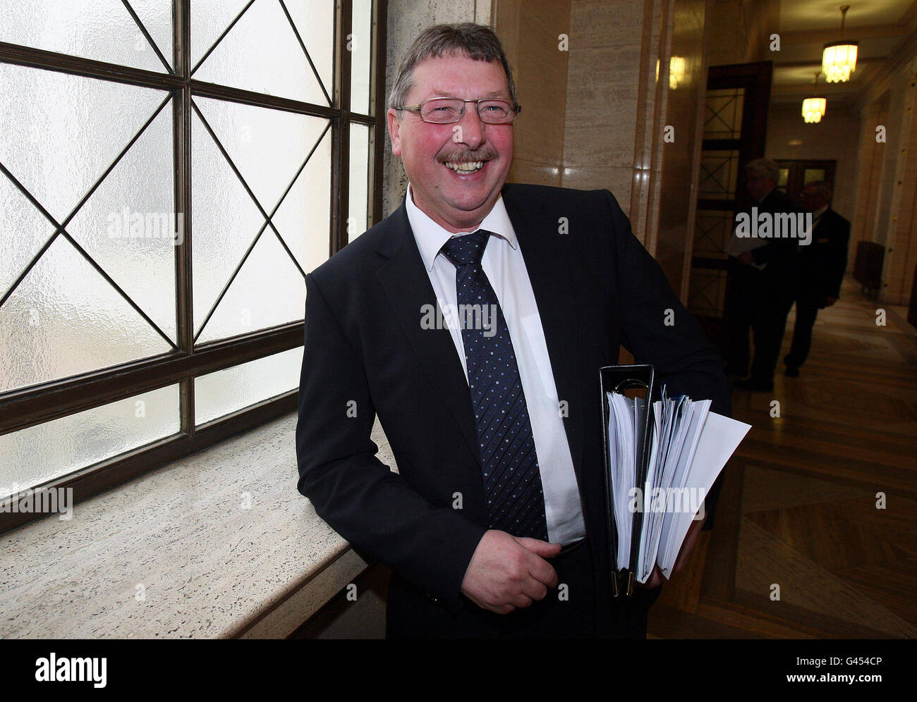 Finanzminister Sammy Wilson auf dem Weg in die Vollversammlung von Stormont. Stockfoto