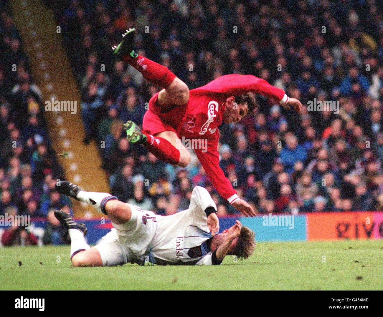 Keine Umsätze bei Liverpool aber Stig Bjornebye wird gesendet von Parkinson von Burnley als Liverpool Hang fliegen auf einen knappen Sieg im FA Cup an der Anfield Road heute. Foto John Giles.PA. Stockfoto