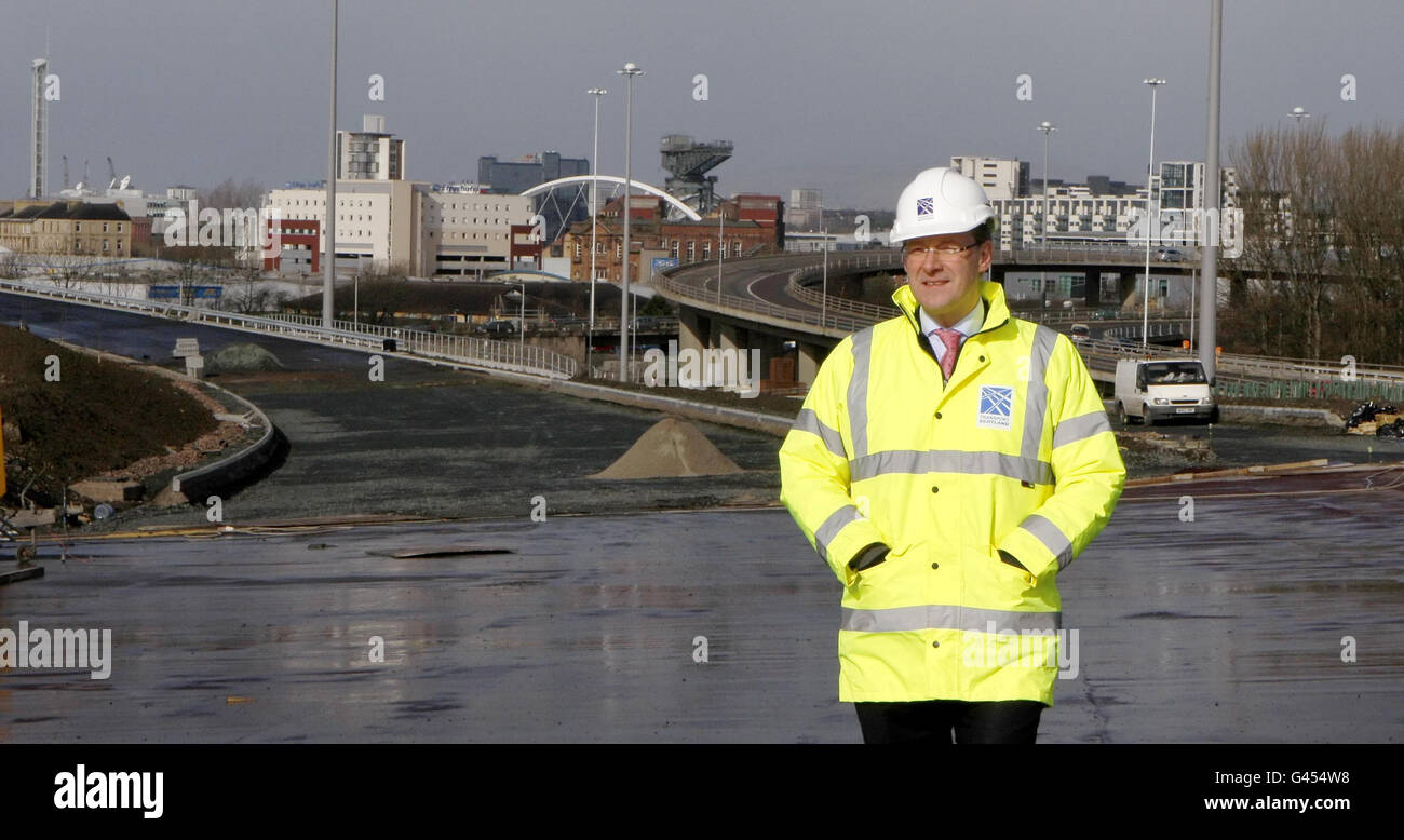 Finanzminister John Swinney bei einem Besuch, um die letzten Bauabschnitte der Fertigstellung der M74 in Glasgow zu beobachten. Stockfoto