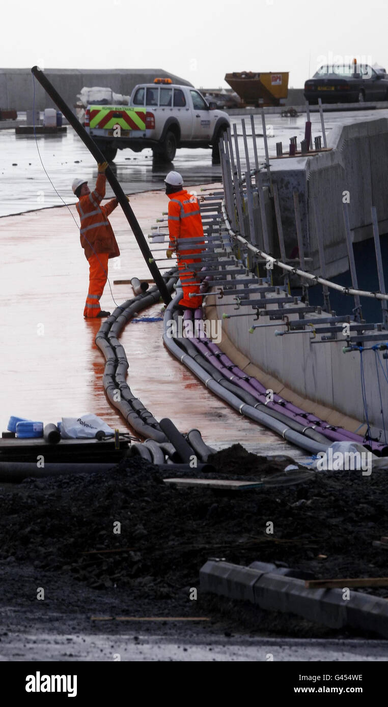 Arbeiter während der letzten Bauphase der M74-Fertigstellung in Glasgow. Stockfoto