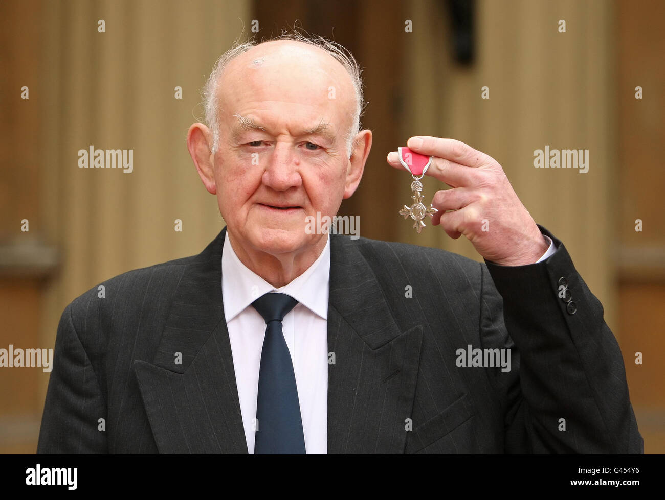 Ray French mit seiner MBE-Medaille, überreicht von der britischen Königin Elizabeth II. Während einer Investiturzeremonie im Buckingham Palace im Zentrum von London. Stockfoto