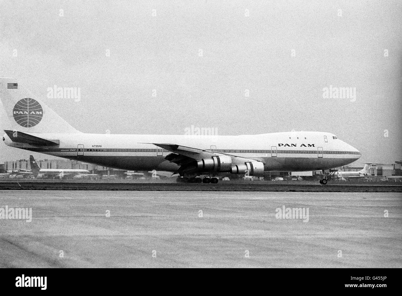 Die erste Boeing 747 Jumbo Jet, die auf der Startbahn am Flughafen Heathrow landet. Unter den 361 Passagieren auf dem Panamerikanischen Flug waren Mitarbeiter der Fluggesellschaft und einige Familien und Beamte der amerikanischen Luftfahrtbehörde. Das riesige Flugzeug kam wegen eines Motorwechseles und eines Staus am JFK Airport in New York drei Stunden zu spät an. Stockfoto