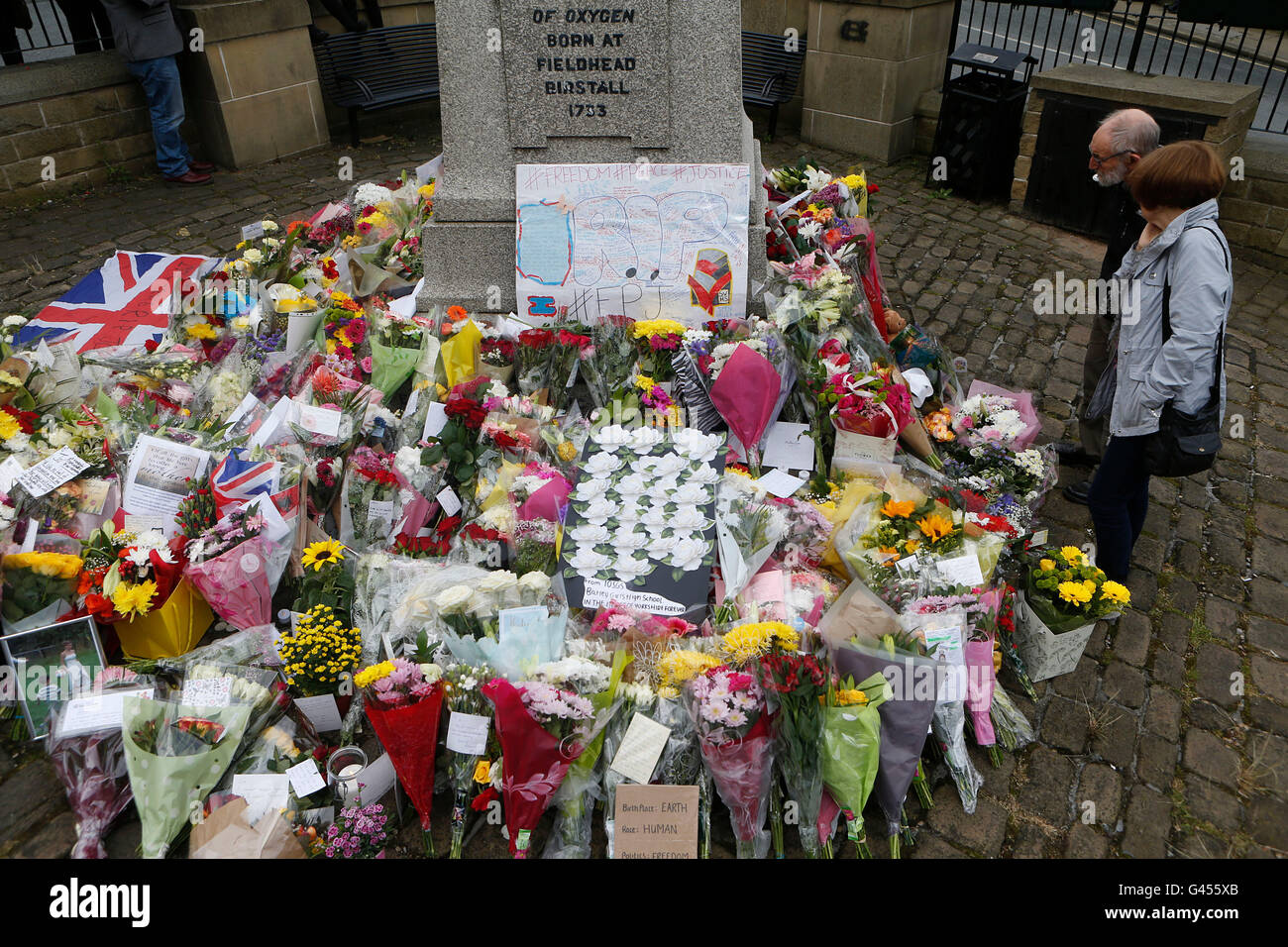 Mitglieder der Öffentlichkeit betrachten Tribute links nach Labour MP Jo Cox, wurde erschossen und erstochen in der Straße vor ihrem Wahlkreis Beratung Chirurgie. Stockfoto