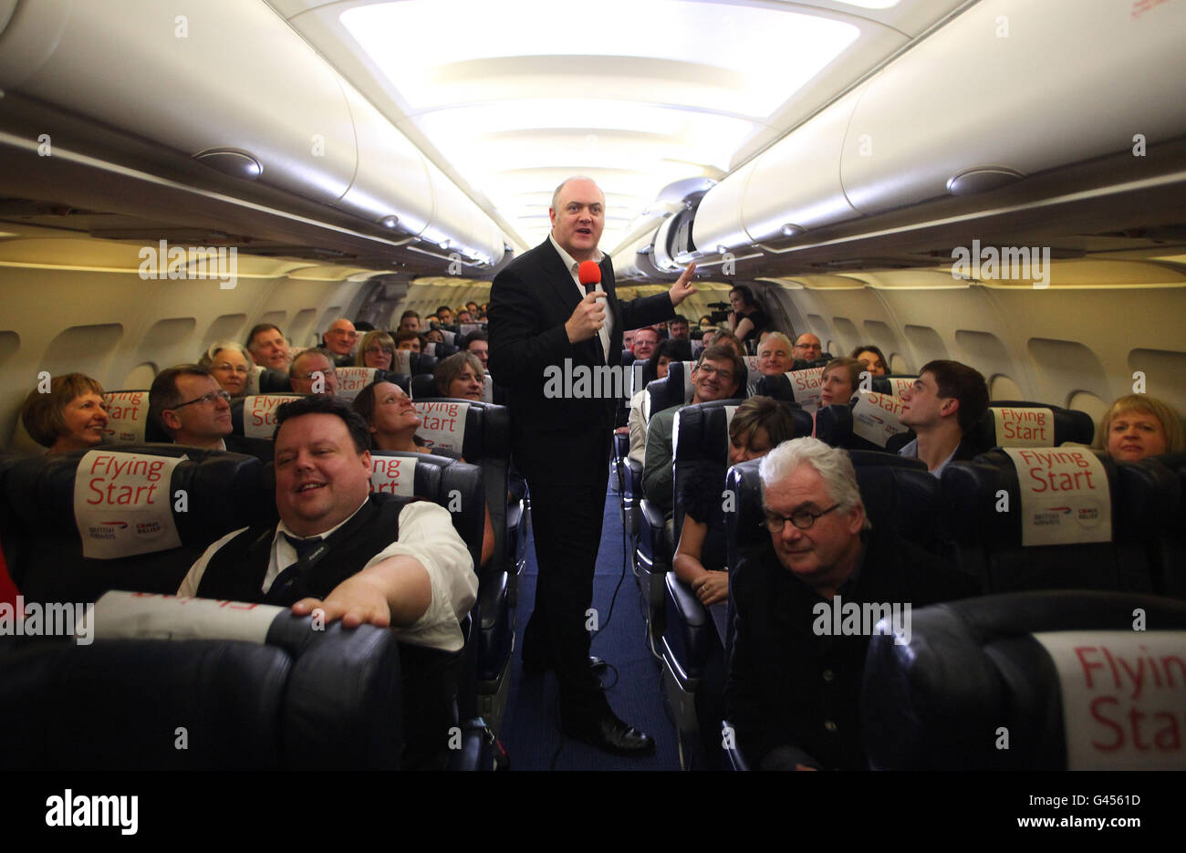 Dara O'Briain nimmt mit Jack Whitehall und Jon Richardson am „höchsten Stand-up-Comedy-Gig der Welt“ Teil, um den Red Nose Day an Bord eines dedizierten A321-Flugzeugs von British Airways aus London Heathrow zu unterstützen. Stockfoto