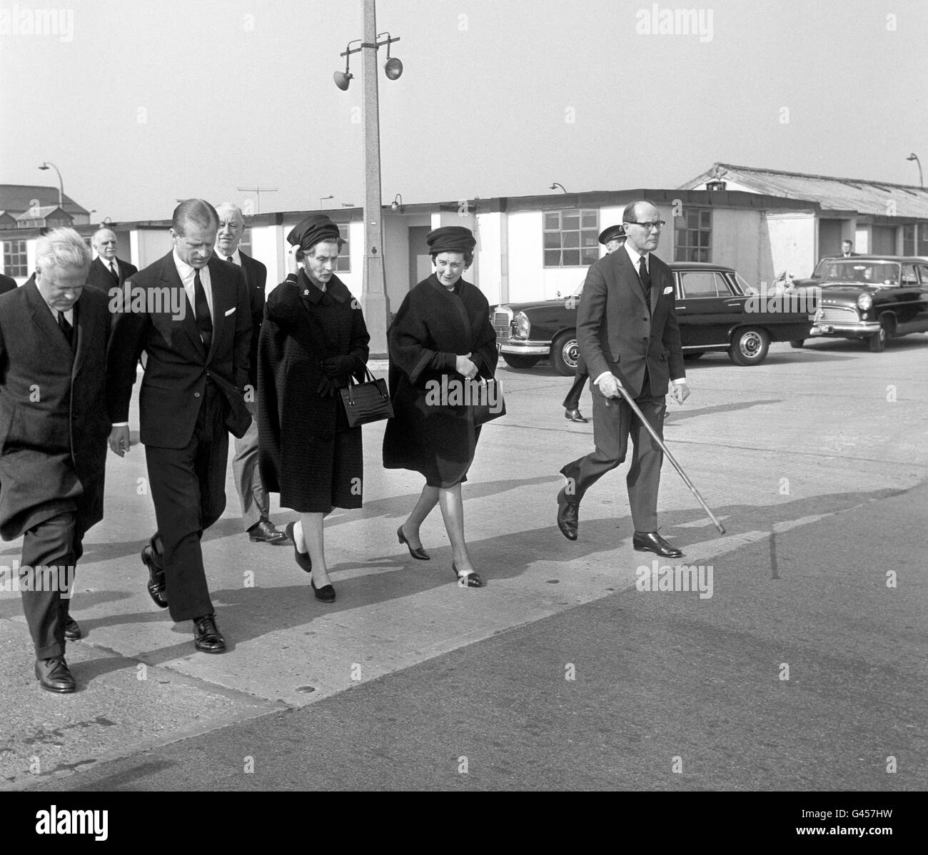 Von links nach rechts der Herzog von Edinburgh, die Prinzessin Olga von Jugoslawien und dessen Schwester Prinzessin Marina, Herzogin von Kent, am Flughafen Heathrow, bevor sie nach Athen fliegt. Sie nahmen an der Beerdigung von König Paul der Hellen Teil. Stockfoto