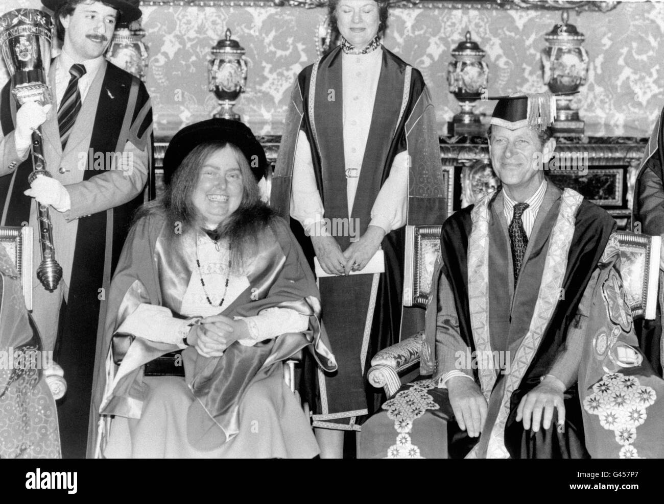Auf direkte Veranlassung des Herzogs von Edinburgh (rechts) wurden Vorkehrungen getroffen, um es der Cellistin Jacqueline du Pre, deren Karriere durch Multiple Sklerose beendet wurde, zu ermöglichen, in den Buckingham Palace gebracht zu werden, um einen Ehrendoktortitel der Briefe der Salford University zu erhalten, Zum ersten Mal fand eine solche Zeremonie im Palast statt. Stockfoto