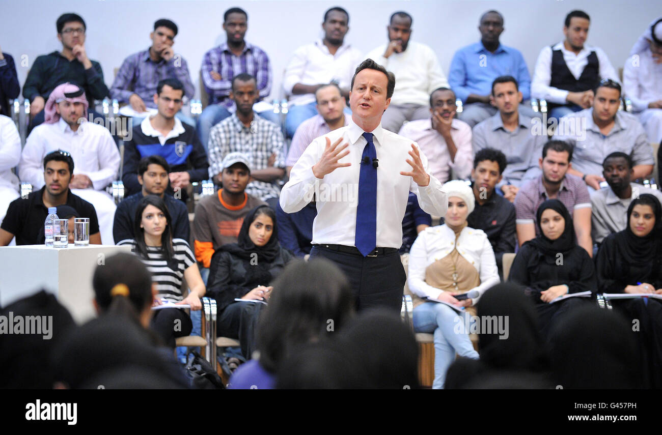 Der britische Premierminister David Cameron beantwortet Fragen von Studenten der Qatar University in Doha, wo er am dritten Tag seiner Nahost-Tournee eine PM Direct-Veranstaltung veranstaltete. DRÜCKEN Sie VERBANDSFOTO. Bilddatum: Mittwoch, 23. Februar 2011. Siehe PA Geschichte POLITIK Cameron. Bildnachweis sollte lauten: Tim Ireland/PA Wire Stockfoto