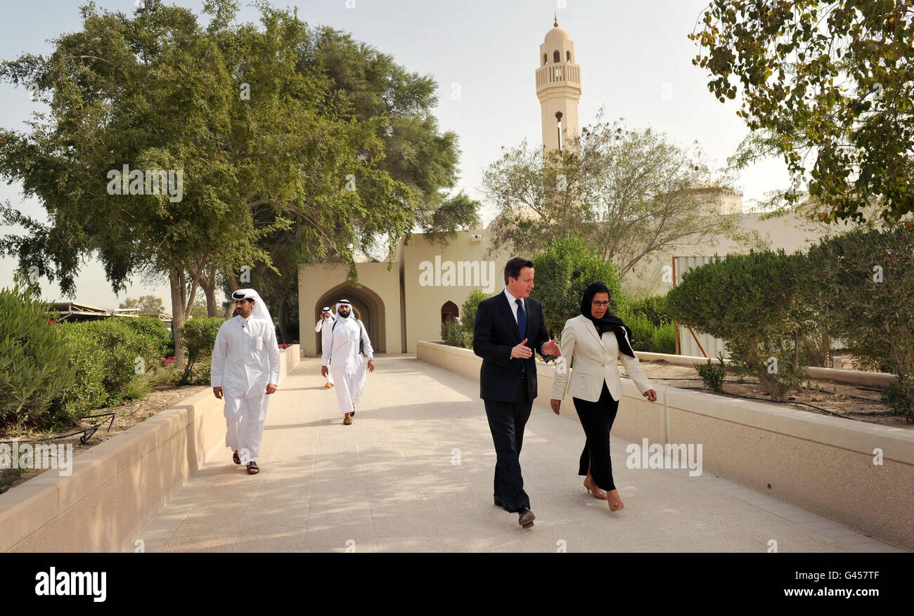 Der britische Premierminister David Cameron kommt in Begleitung von Dr. Sheikha Al Missnad, Präsident der Universität von Katar, zu einer PM Direct-Veranstaltung an der Universität von Katar an. Stockfoto