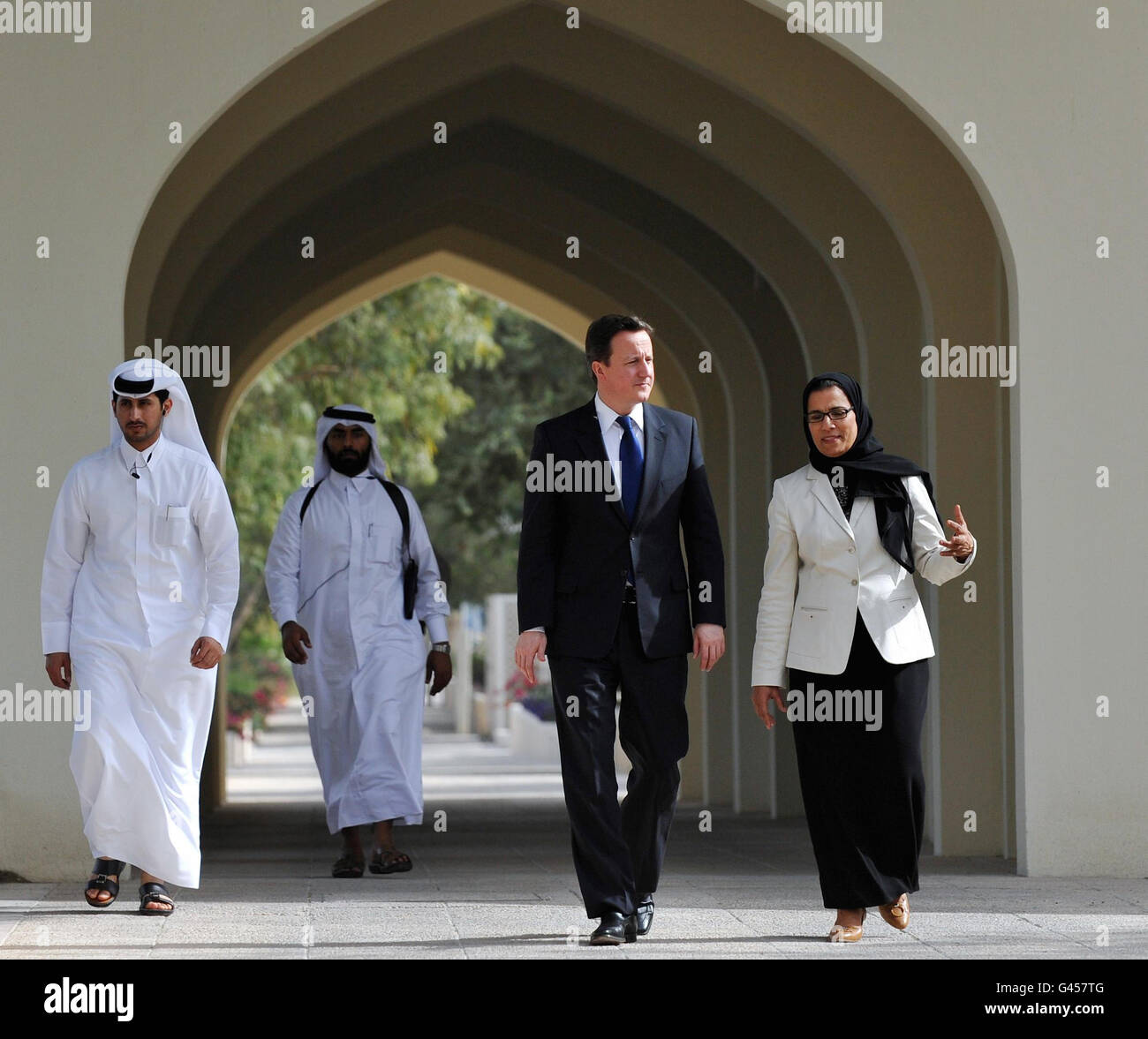 Der britische Premierminister David Cameron kommt in Begleitung von Dr. Sheikha Al Missnad, Präsident der Universität von Katar, zu einer PM Direct-Veranstaltung an der Universität von Katar an. Stockfoto