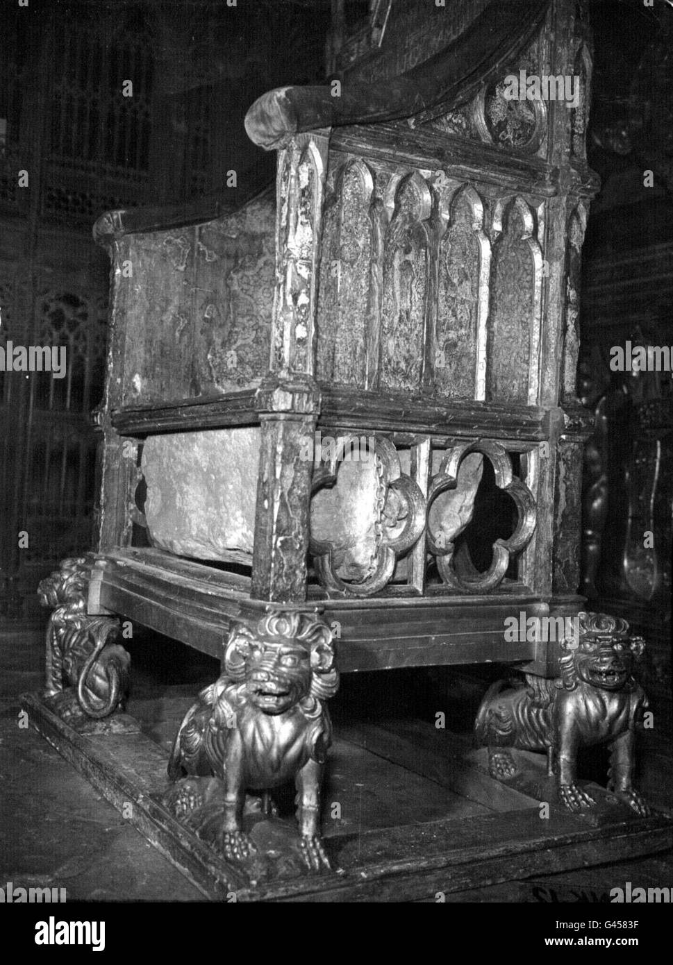 Der alte Stein von Scone unter dem Krönungsstuhl in Westminster Abbey, London. Der Stein war schließlich an seinem ursprünglichen Platz wiederhergestellt worden, nachdem er in den frühen Morgenstunden des Weihnachtstages 1950 gestohlen worden war. 3/7/96 der Premierminister wird voraussichtlich die Rückkehr des historischen Steins nach Schottland nach 700 Jahren bekannt geben. Stockfoto