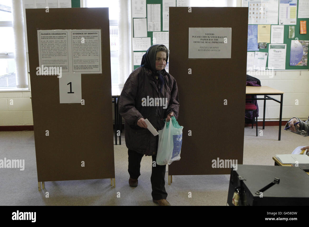 Eine Wählerin (Name unbekannt) stimmt bei den irischen Parlamentswahlen an der St. Patricks National School in Castlebar, Co. Mayo ab. Stockfoto