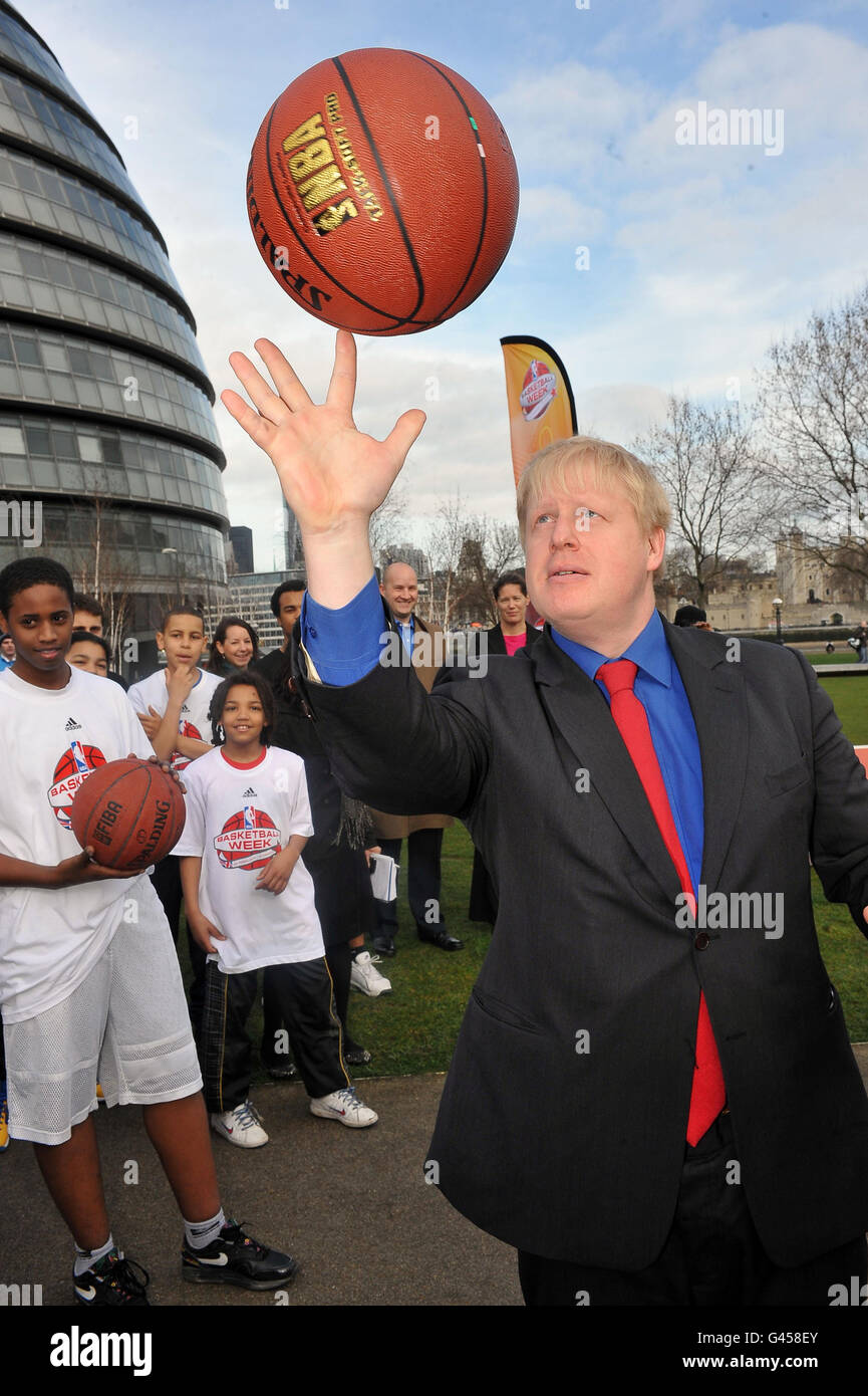 Der Bürgermeister von London Boris Johnson balanciert einen Basketball bei einer Fotozelle, um die NBA Basketball Week im Potters Fields Park, London, zu starten. Stockfoto
