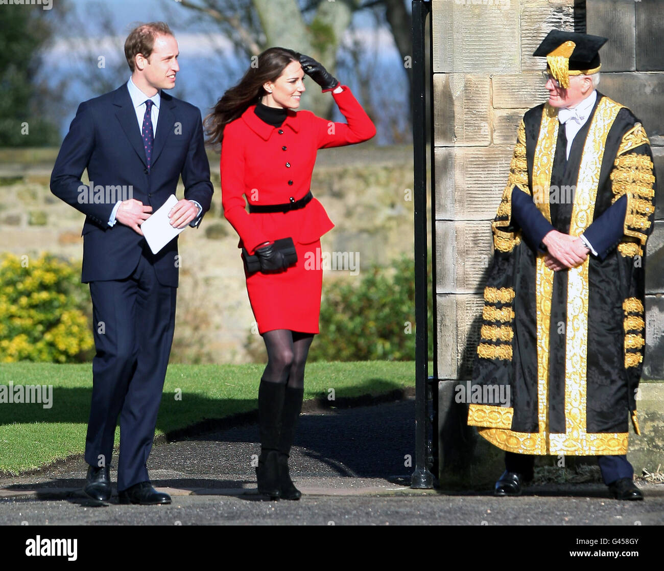 ERNEUT ÜBERTRAGEN MIT ZUSÄTZLICHEN INFORMATIONEN ZUR BESCHRIFTUNG. SIR MENZIES CAMPBELL NENNEN Prinz William und Kate Middleton schauen Sir Menzies Campbell entgegen, als sie im Viereck bei einem Besuch der Universität von St. Andrews ankommen, wo sie sich zum ersten Mal trafen. Stockfoto