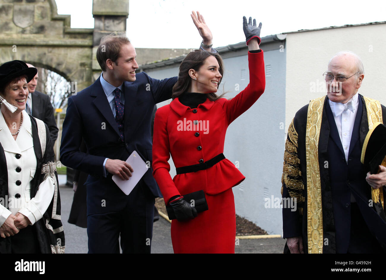 Prinz William und Kate Middleton passieren die St. Salvator's Halls, begleitet von Sir Menzies Campbell (rechts), während eines Besuchs der St Andrews University. Stockfoto