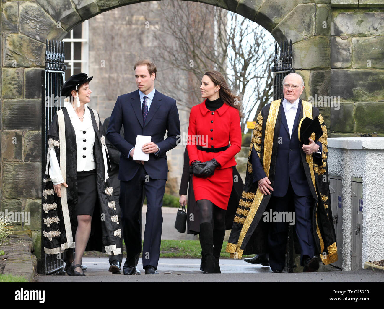 Prinz William und Kate Middleton passieren die St. Salvator's Halls, begleitet von Sir Menzies Campbell (rechts), während eines Besuchs der St Andrews University. Stockfoto