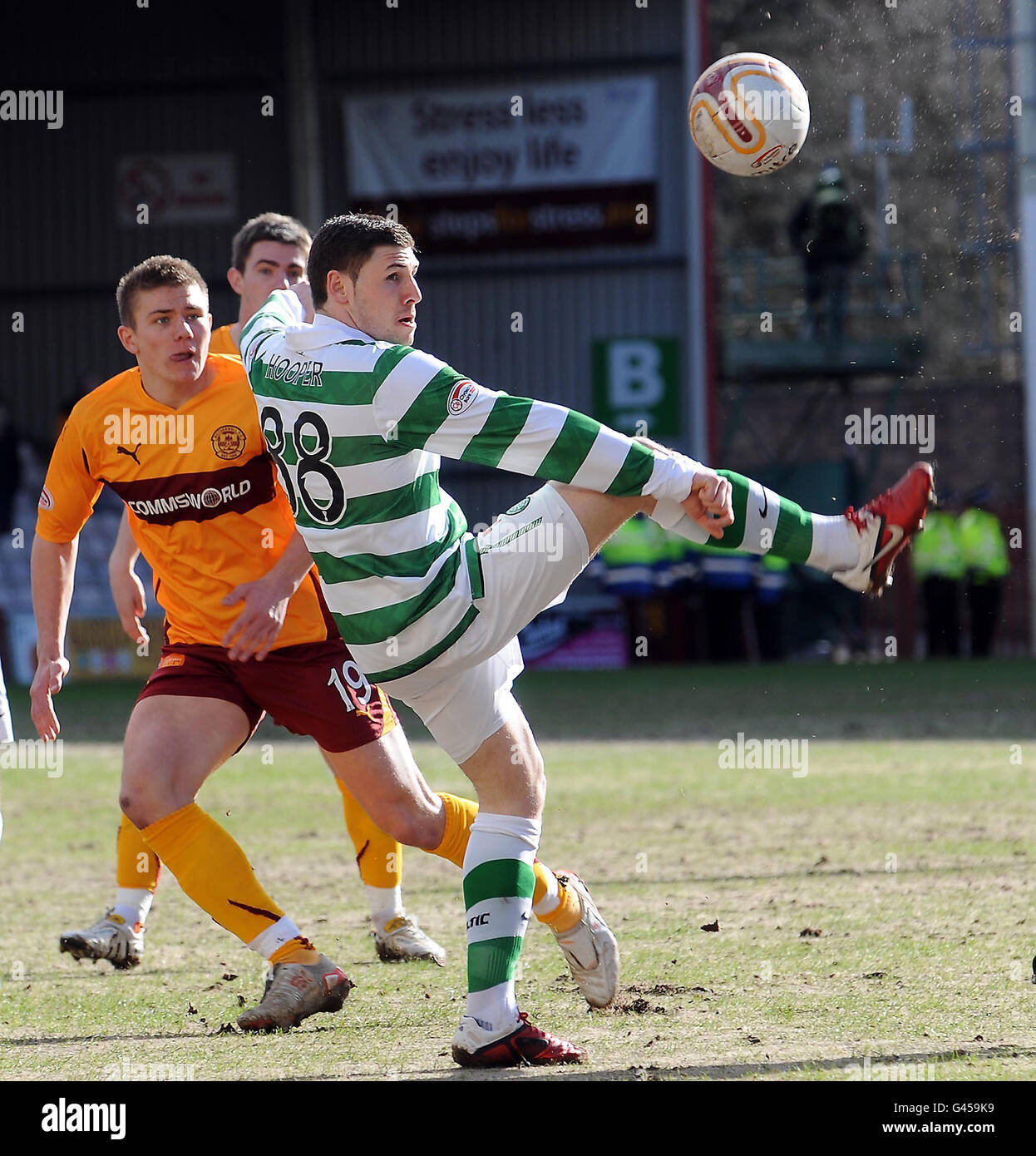 Gary Hooper von Celtic bricht während des Spiels der Clydesdale Bank Scottish Premier League in Fir Park, Motherwell, gegen Shaun Hutchinson von Motherwell. Stockfoto