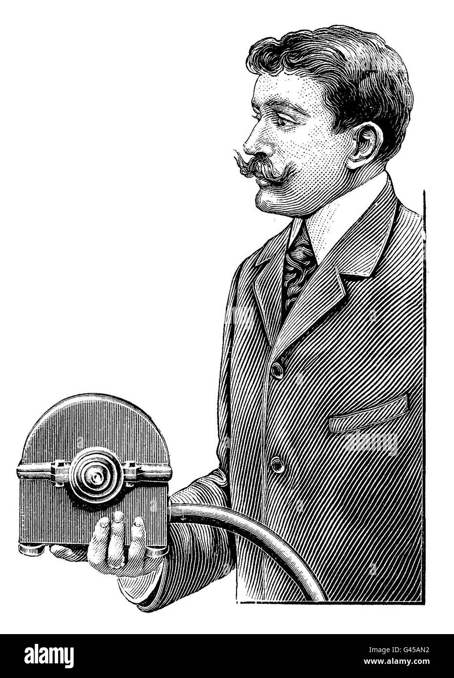Gut gekleidet mit Lenker Schnurrbart - vielleicht ein Erfinder - Gemtleman präsentiert eine kleine Hydraulikturbine Stockfoto