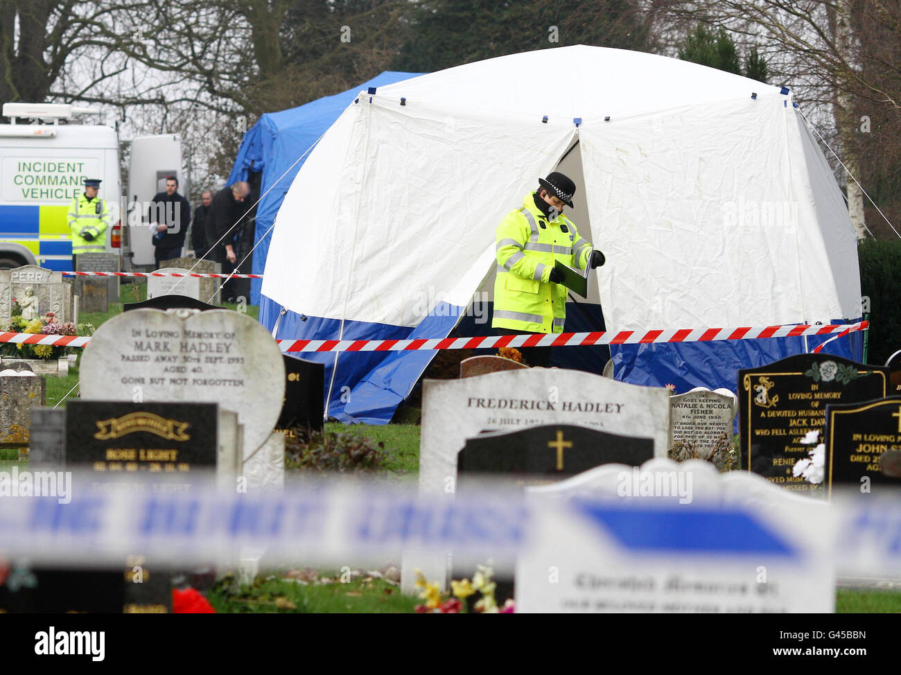 Die Polizei auf dem Ashford-Friedhof in Ashford, Kent, da der Leichnam eines vor fast 16 Jahren verstorbenen Mädchens im Rahmen einer Untersuchung ihres Mordes in einem kalten Fall exhumiert wird. Stockfoto