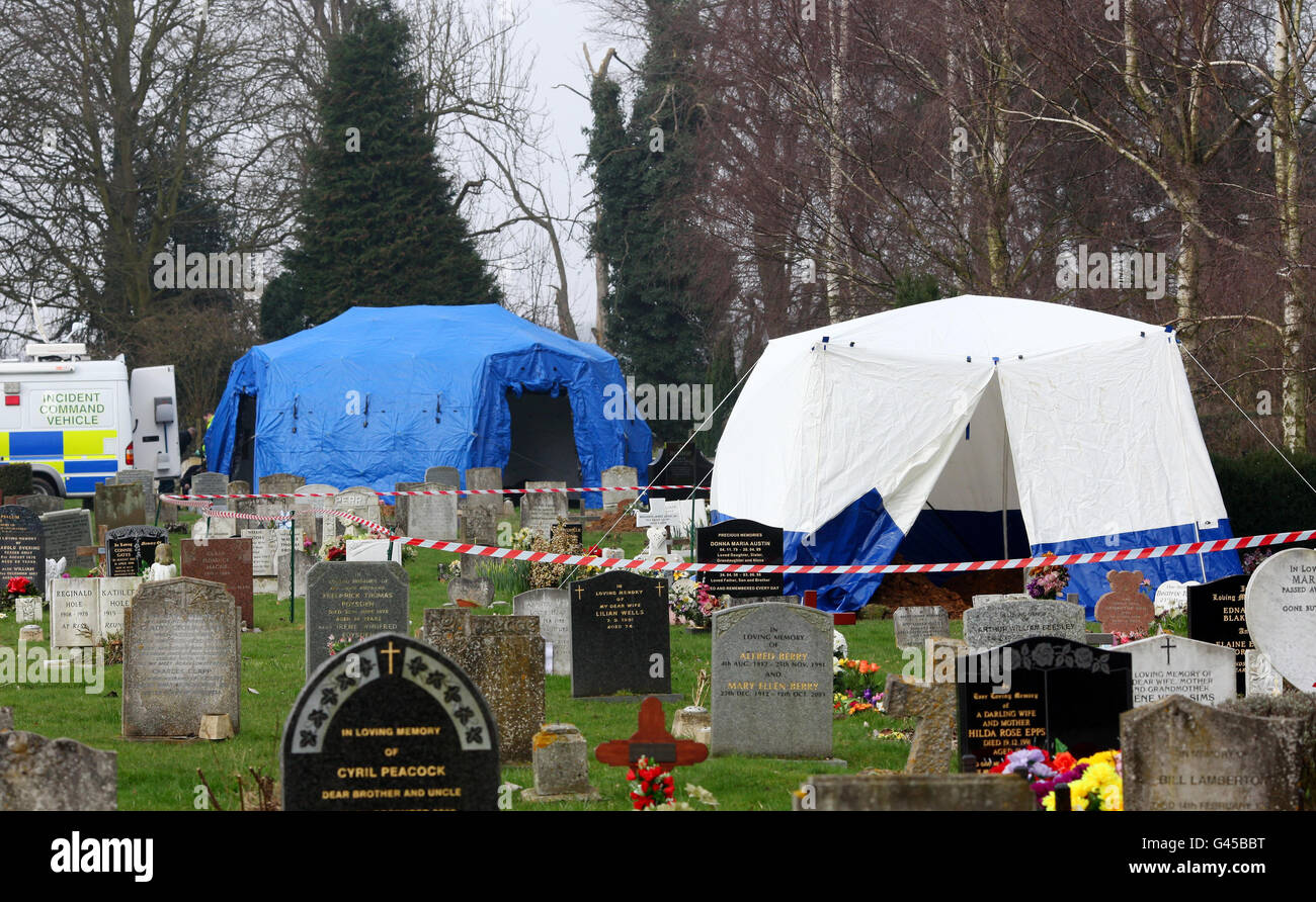Eine allgemeine Sicht der Polizeiaktivität Ashford Cemetery in Ashford, Kent, da der Leichnam eines vor fast 16 Jahren verstorbenen Mädchens im Rahmen einer Untersuchung des kalten Falles wegen ihres Mordes exhumiert wird. Stockfoto