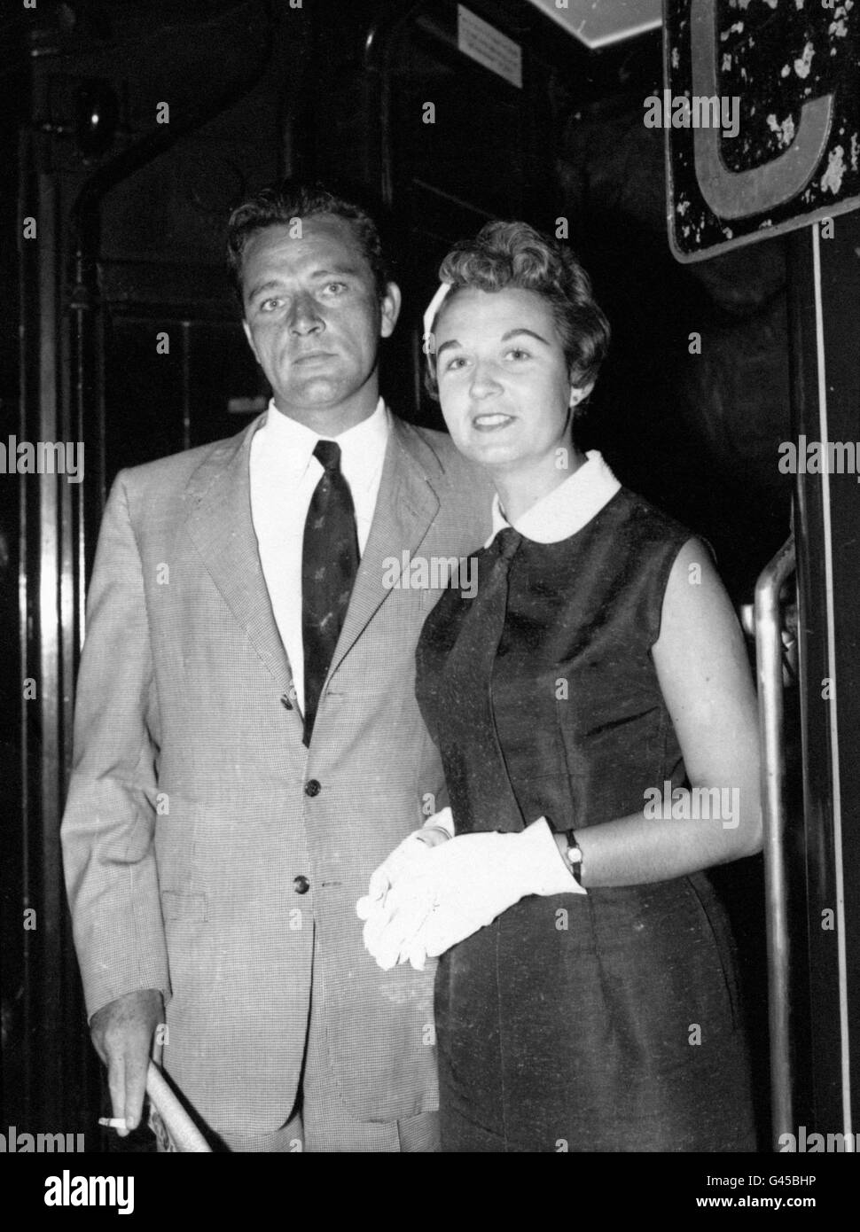 Film- und Bühnenschauspieler Richard Burton und seine Frau Sybil Burton (geb. Williams) am Waterloo Station, London, als sie auf dem Weg in die USA an Bord des Cunard-Liners Queen Mary in Southampton gingen. Stockfoto