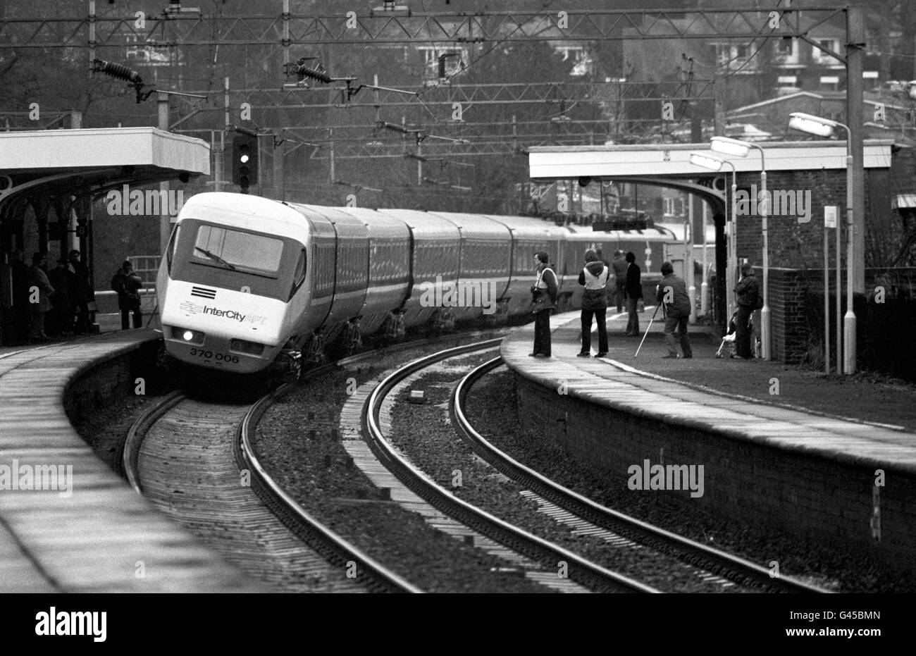 Der Advanced Passenger Train, der Kippzug von British Rail, der später vom Netz abgelehnt wurde. Es wurde angekündigt, dass die Hochgeschwindigkeits-Kippzüge im Rahmen eines 1.5-Milliarden-Programms wieder auf große London-Schottland-Dienste zurückfahren könnten. * 14/2/2001: Der erste elektrische Kippzug des Landes seit den 1980er Jahren wurde auf einer Strecke in der Nähe von Melton Mowbray probefahren. Es ist der erste von 55 Pendallino-Schnellzügen mit acht und neun Wagen, die Virgin Railways auf der Hauptstrecke der Westküste zwischen London Euston, Manchester und Schottland betreiben wird. Vor der 1.25 Milliarden Flotte von Zügen, in der Lage, Geschwindigkeiten von bis Stockfoto