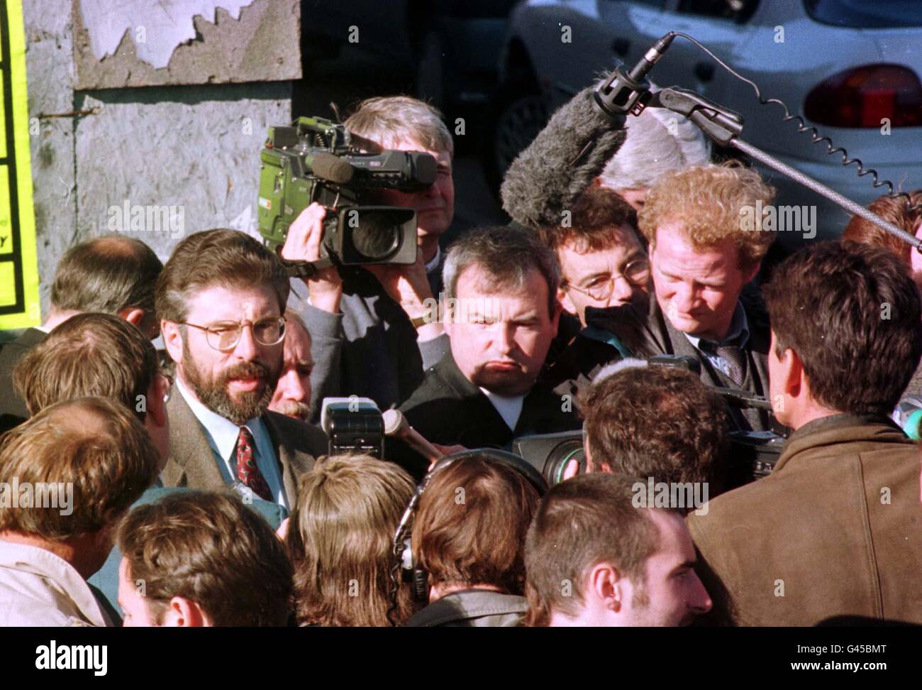 Sinn Fein Präsident Gerry Adam (links) vor dem Divis Tower an der Falls Road, West Belfast, heute (Dienstag). Er sagte, dass die Bombardierung der britischen Armee-Hauptquartierer in Lisburn eine "sehr ernste Entwicklung" sei, sagte aber, dass er weiterhin dem Aufbau eines Friedensprozesses verpflichtet sei. Foto von Adam Butler/PA Stockfoto