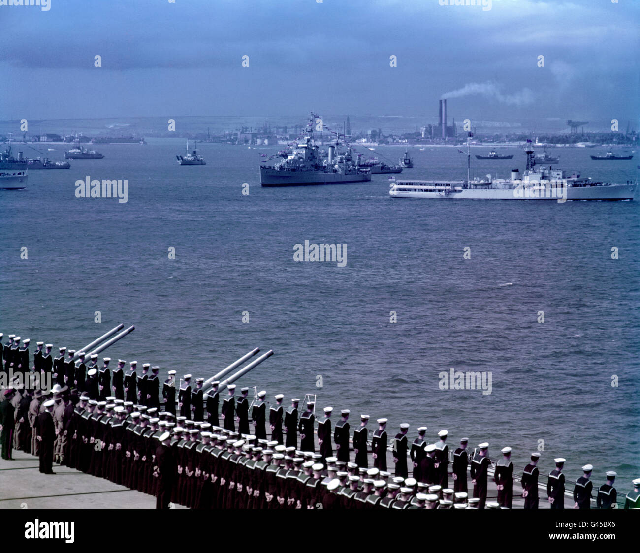 HMS Surprise und der Rest der Royal Coronation Marine Fuhrpark bei Spithead Stockfoto