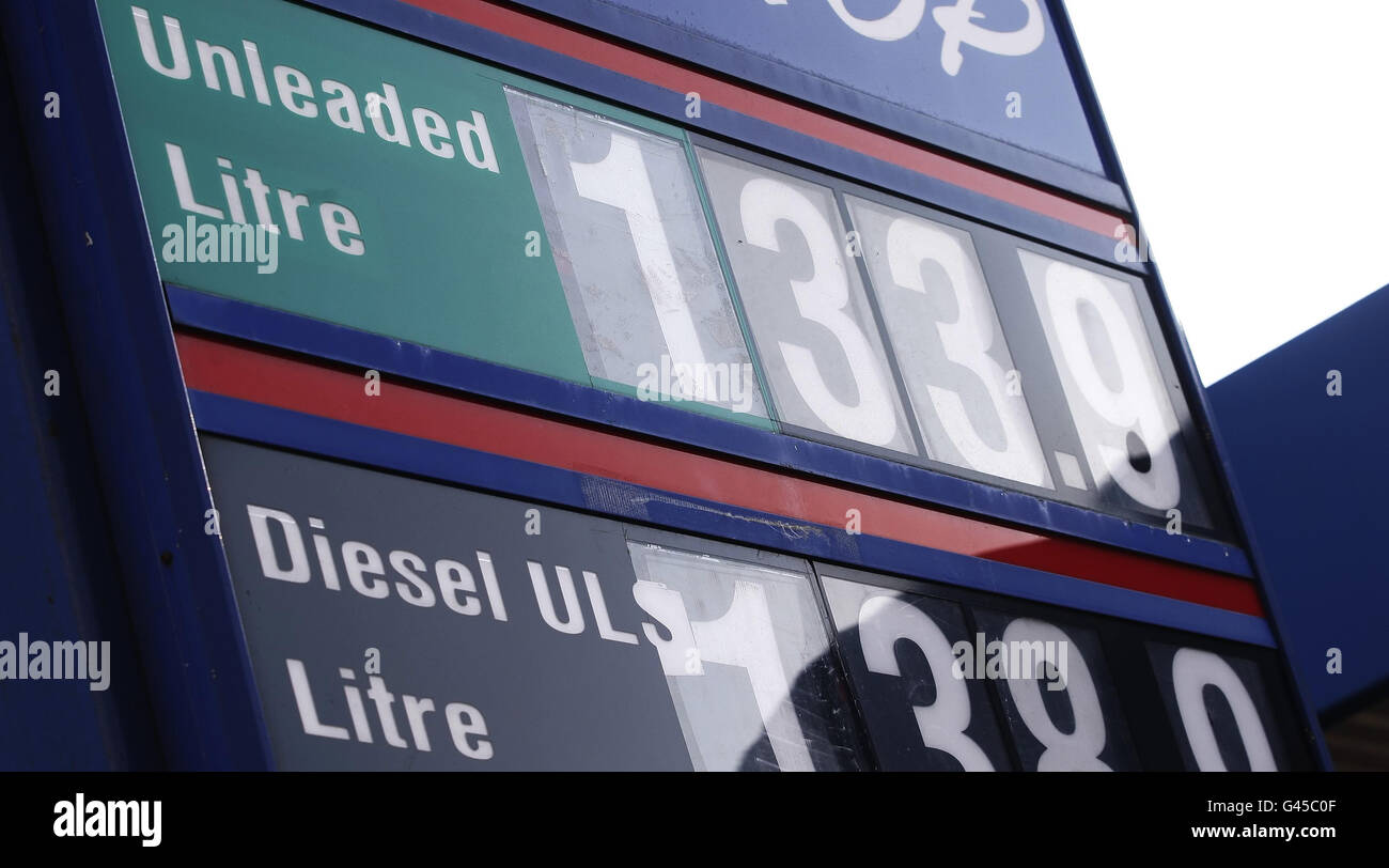 Ein Schild mit den Benzinpreisen vor einer Tankstelle in der Nähe von Glasgow. Stockfoto