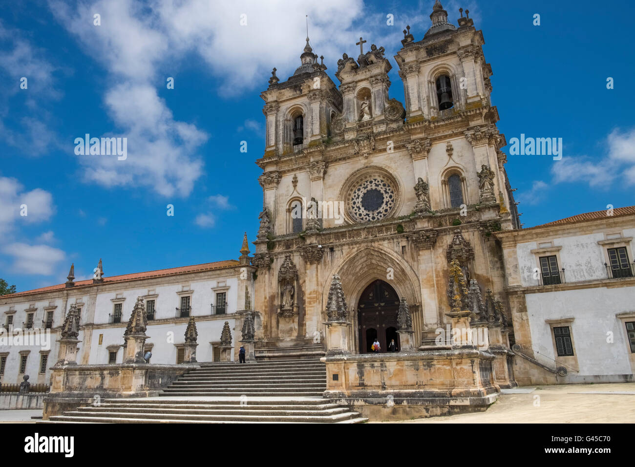 Außenfassade des Kloster Alcobaca, mittelalterlichen katholischen Kloster und ein UNESCO-Weltkulturerbe, Alcobaça, Subregion Oeste, Portugal Stockfoto