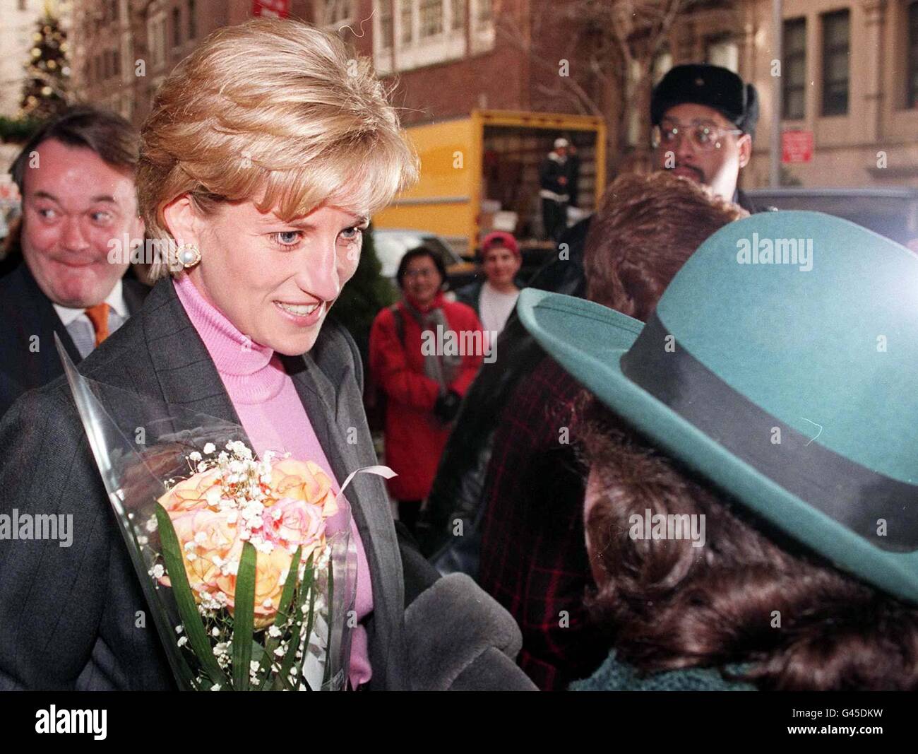 Diana Princess of Wales erhält Blumen von einem Wohlbehüter, als sie heute Nachmittag (Dienstag) das Carlyle Hotel in New York verlässt. Die Prinzessin war gestern Abend in der Stadt, um am Costume Institute Ball im Metropolitan Museum of Art teilzunehmen. Foto: John Stillwell/PA. Stockfoto